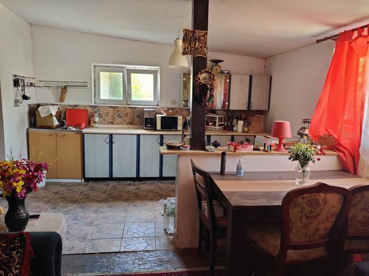 Casă cu 4 camere cu Teren 1200 Mp în Central