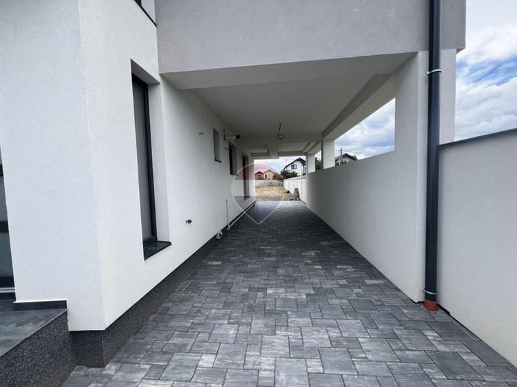 Casă individuală cu 4 camere cu Teren 600 Mp în Tineretului