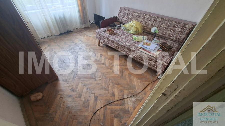 Apartament cu 3 camere semidecomandat în Craiovei
