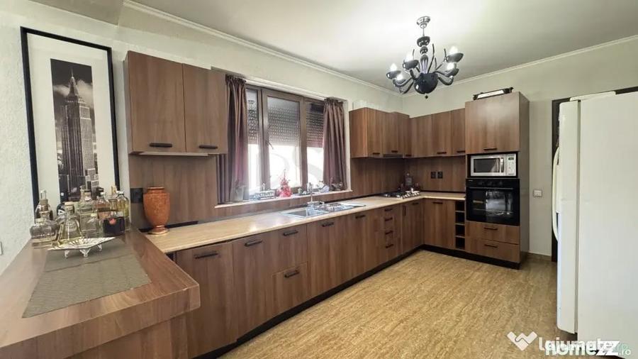 Casă cu 5 camere cu Piscina în Central