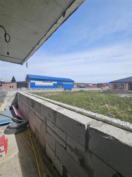 Casă individuală cu 5 camere cu Canalizare în Est