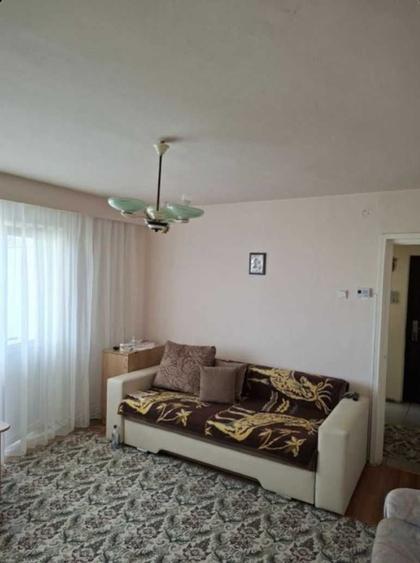 Apartament cu 3 camere semidecomandat în Gojdu