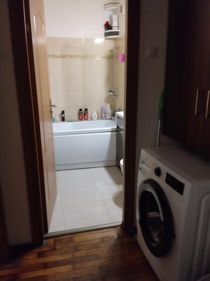 Apartament cu 3 camere semidecomandat în Calea București