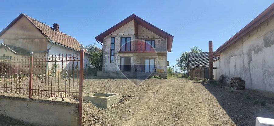 Casă cu 4 camere cu Teren 2608 Mp în Săuca