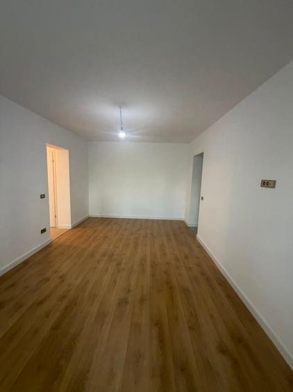 Apartament cu 3 camere semidecomandat în Titan