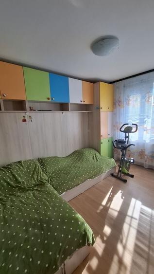 Apartament cu 3 camere semidecomandat în Apărătorii Patriei