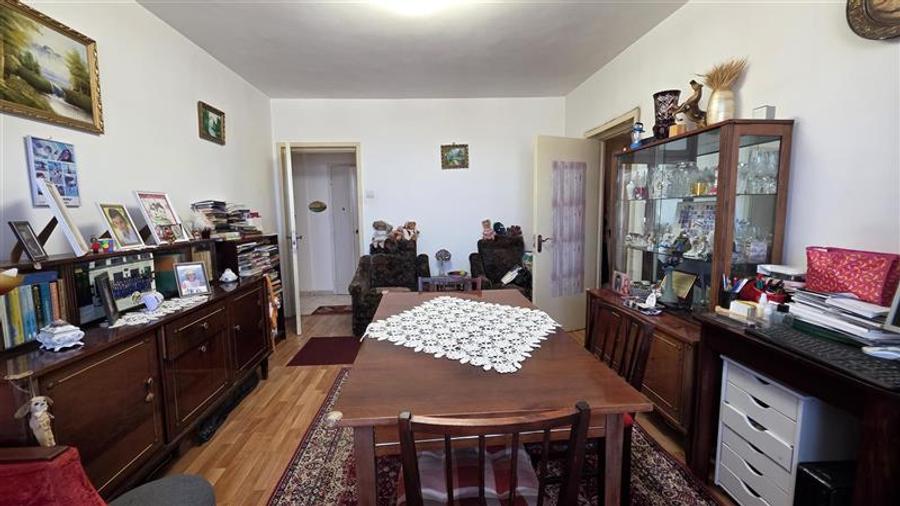 Apartament cu 3 camere semidecomandat în Astra