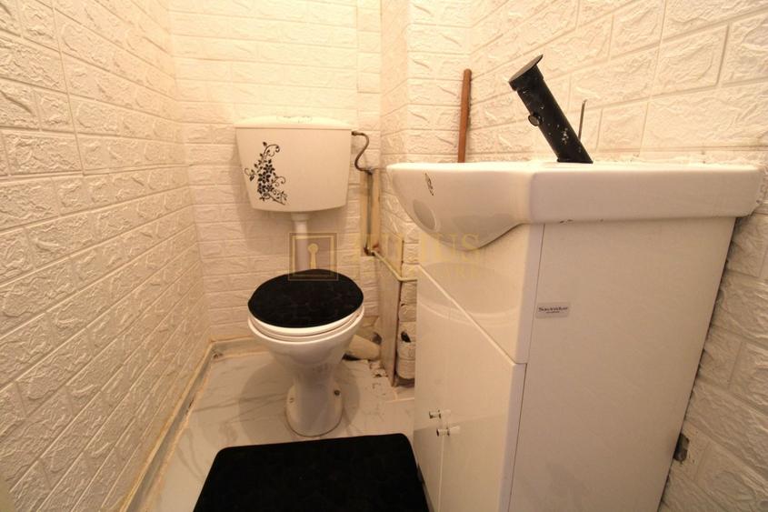 Apartament cu 4 camere semidecomandat, mobilat în Central