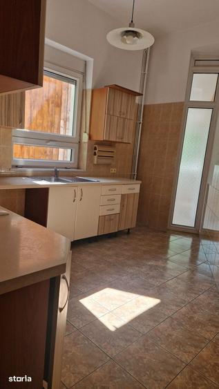 Casă cu 10 camere cu Teren 402 Mp în Tei