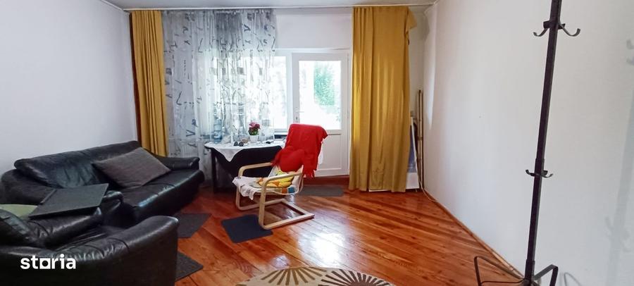 Apartament cu 3 camere decomandat în Județean