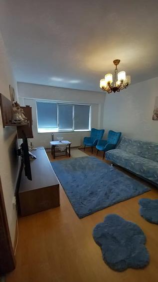 Apartament cu 3 camere decomandat în Casa de Cultură