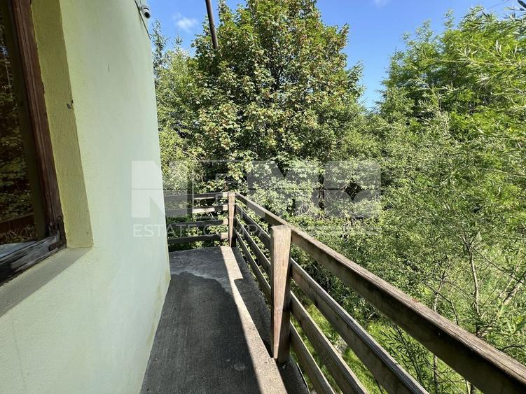Casă individuală cu 8 camere cu Canalizare în Sucevița