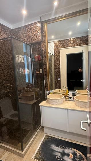 Apartament cu 3 camere semidecomandat, mobilat în Central