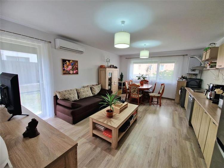 Apartament cu 3 camere decomandat, mobilat în Florești