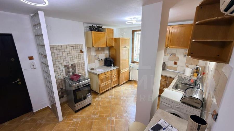 Apartament cu 3 camere decomandat în Calea București