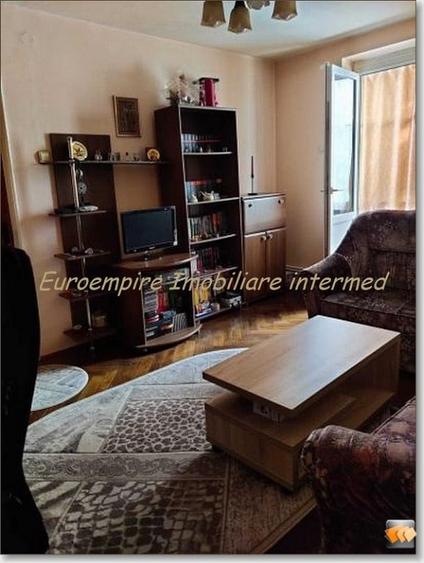 Apartament cu 3 camere semidecomandat în Abator