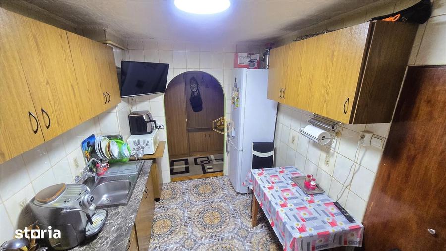 Apartament cu 3 camere semidecomandat în Micro 16