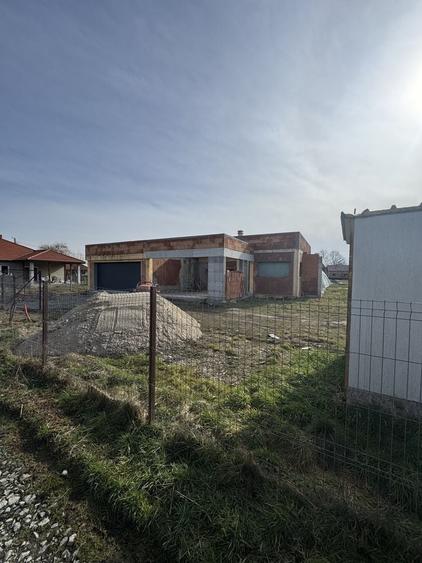 Casă cu 3 camere în Coltău
