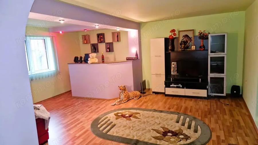 Casă cu 5 camere cu Teren 1500 Mp în Turia