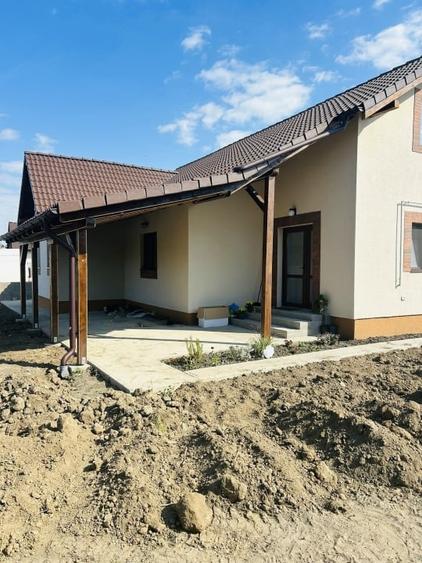 Casă individuală cu 4 camere cu Canalizare în Utvin