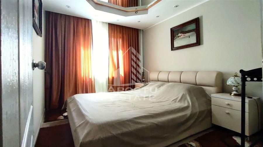 Apartament cu 4 camere semidecomandat, mobilat în Miorița