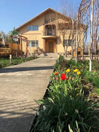 Casă cu 6 camere cu Teren 1500 Mp în Călugăreni