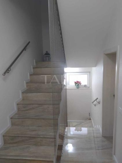 Duplex cu 5 camere cu Canalizare în Europa