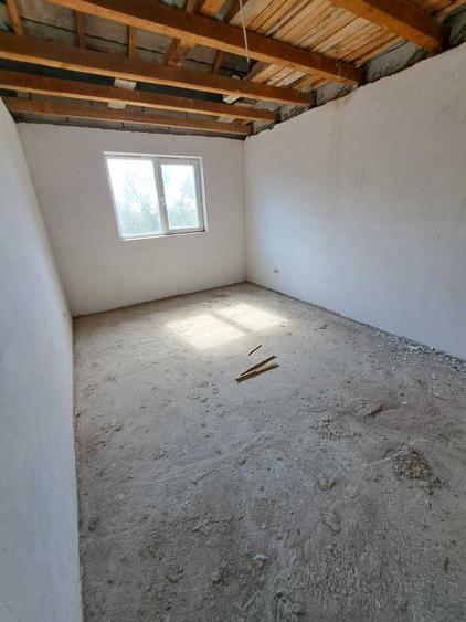 Casă cu 4 camere decomandat în Suseni