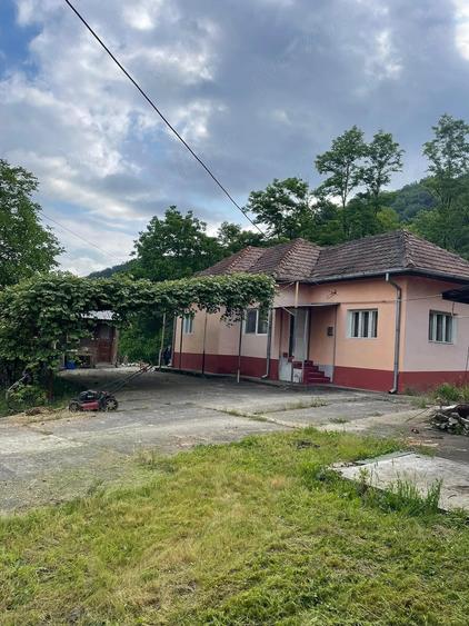 Teren de 3350 mp, în Goranu