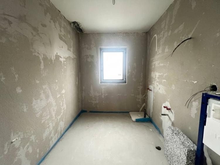 Apartament cu 3 camere semidecomandat în Între Lacuri