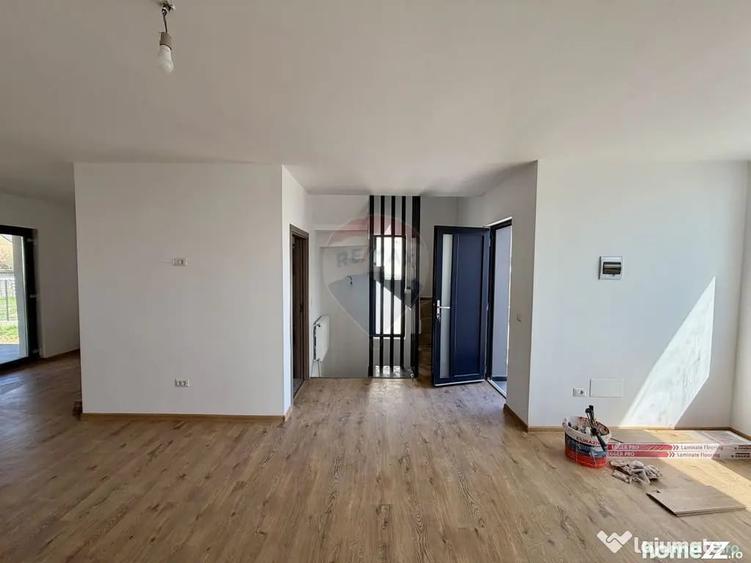 Casă cu 3 camere cu Teren 400 Mp în Golești