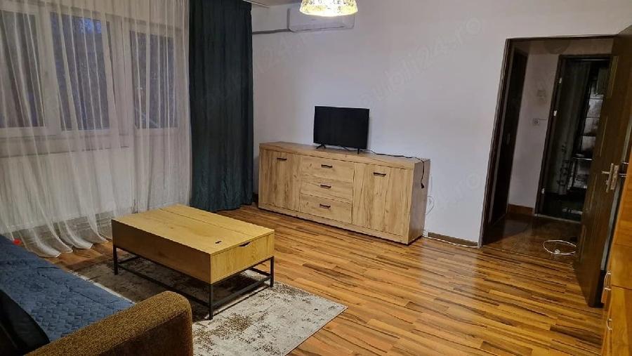 Apartament cu 3 camere semidecomandat în Central