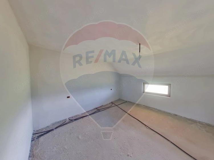 Casă cu Teren 2124 Mp în Crăciunești