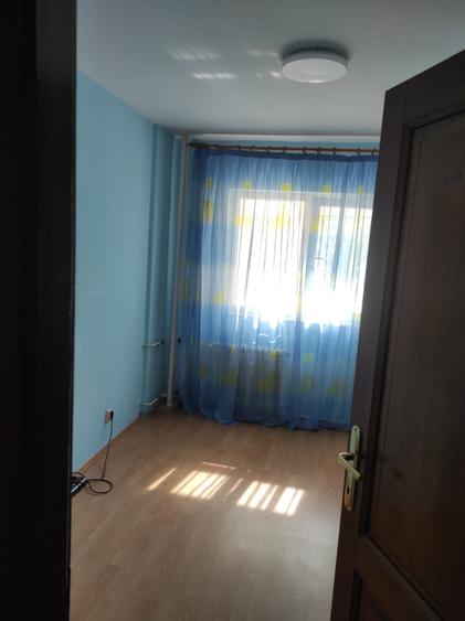 Apartament cu 3 camere semidecomandat în Titan