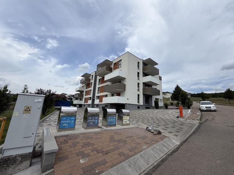 Apartament cu 3 camere semidecomandat în Chinteni