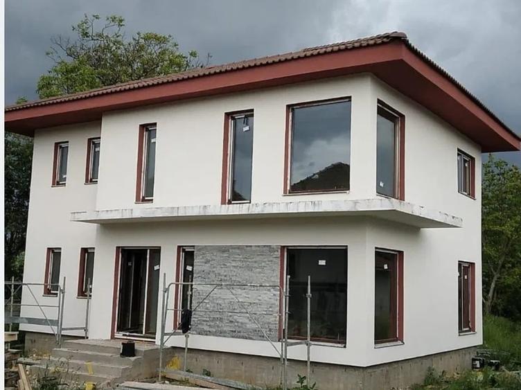 Casă individuală cu 4 camere cu Canalizare în Gilău