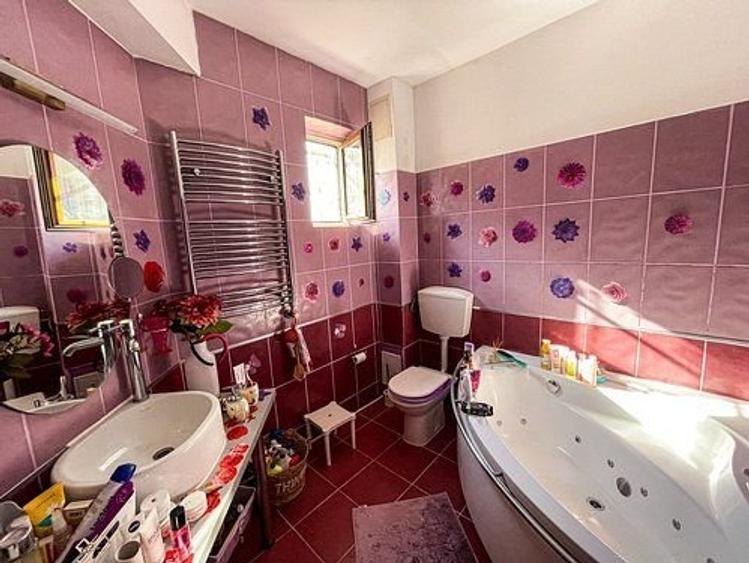 Casă individuală cu 6 camere cu Canalizare în Bd. Laminorului