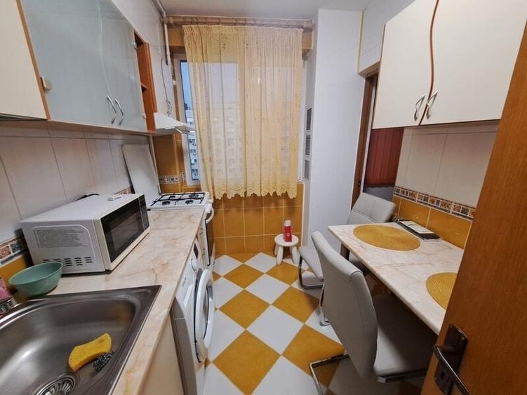 Apartament cu 3 camere semidecomandat în Iancului