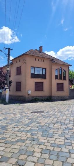 Casă individuală cu 5 camere cu Canalizare în Central