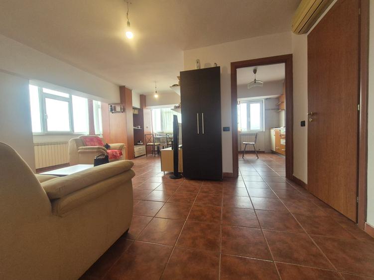 Apartament cu 3 camere decomandat, mobilat în Dacia