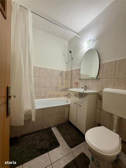 Apartament cu 3 camere semidecomandat în Podu Roș
