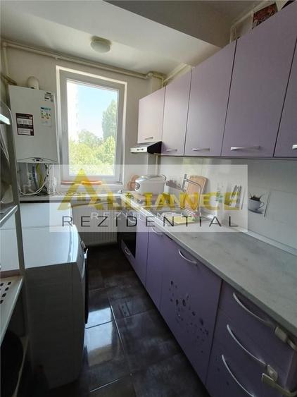 Apartament cu 3 camere decomandat, mobilat în Berceni