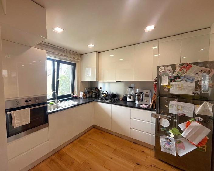 Apartament cu 4 camere în Iancu Nicolae