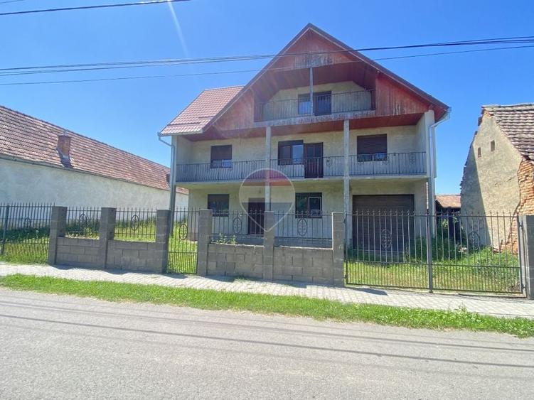 Casă individuală cu 6 camere cu Teren 1400 Mp în Blăjel