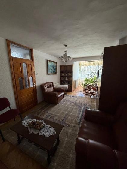Apartament cu 3 camere decomandat, mobilat în Central
