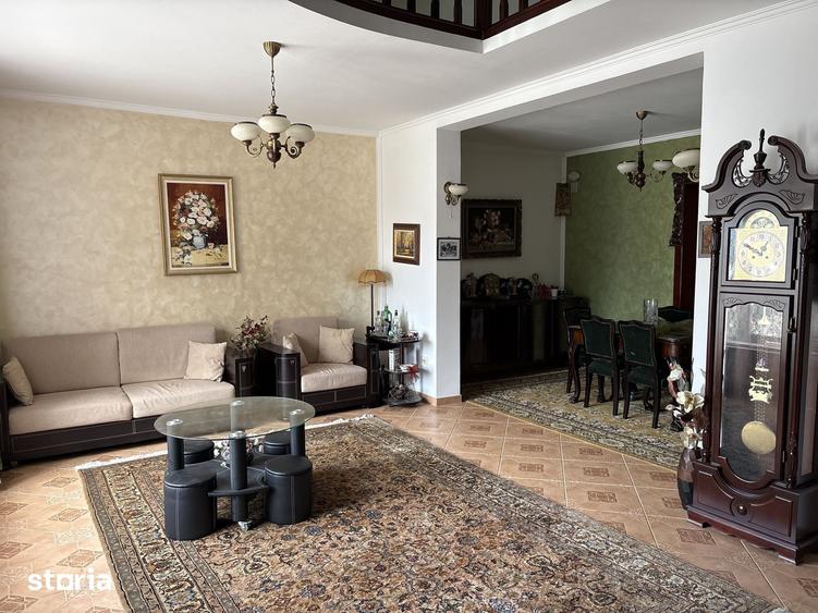 Casă cu 5 camere cu Teren 1700 Mp în Central