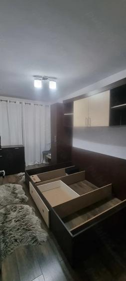 Apartament cu 3 camere decomandat în Cet