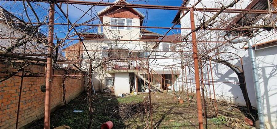 Casă individuală cu 18 camere cu Canalizare în Ultracentral