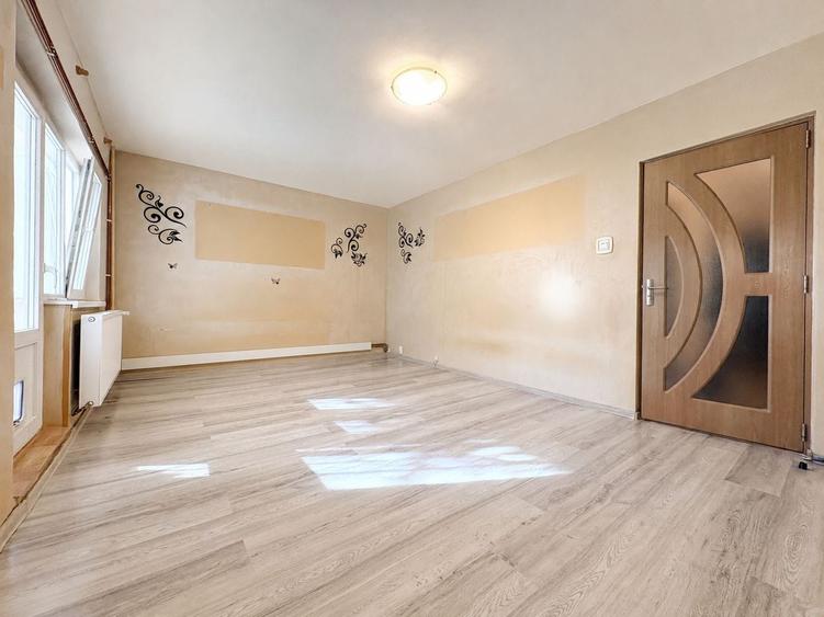 Apartament cu 3 camere decomandat, mobilat în Aradului