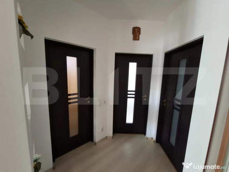 Apartament cu 3 camere semidecomandat în Micro 16